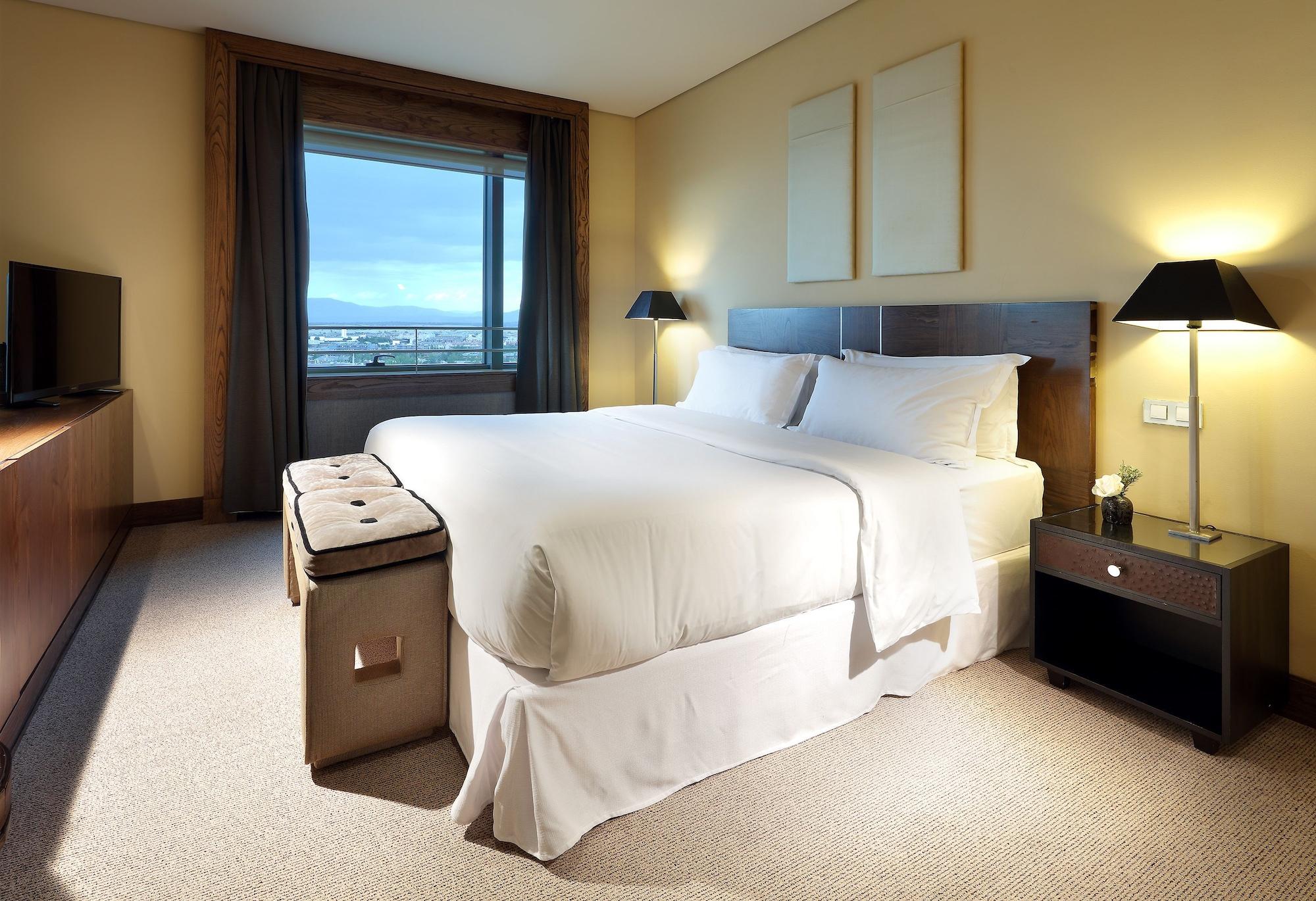ホテル ユーロスターズ スイーツ ミラシエラ マドリード エクステリア 写真 A bedroom at the hotel