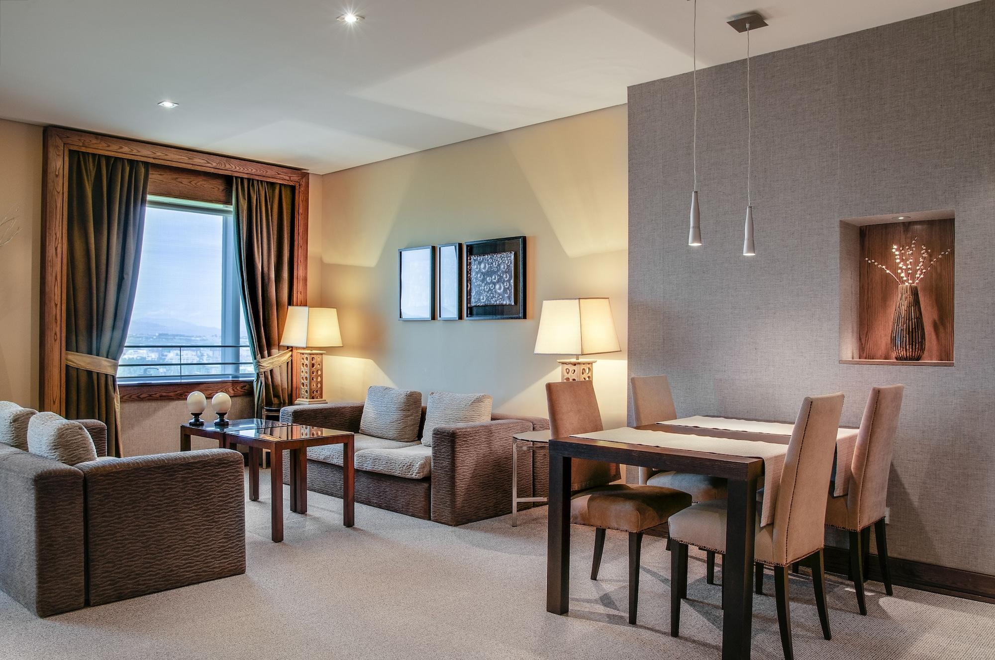 ホテル ユーロスターズ スイーツ ミラシエラ マドリード エクステリア 写真 A suite at the InterContinental