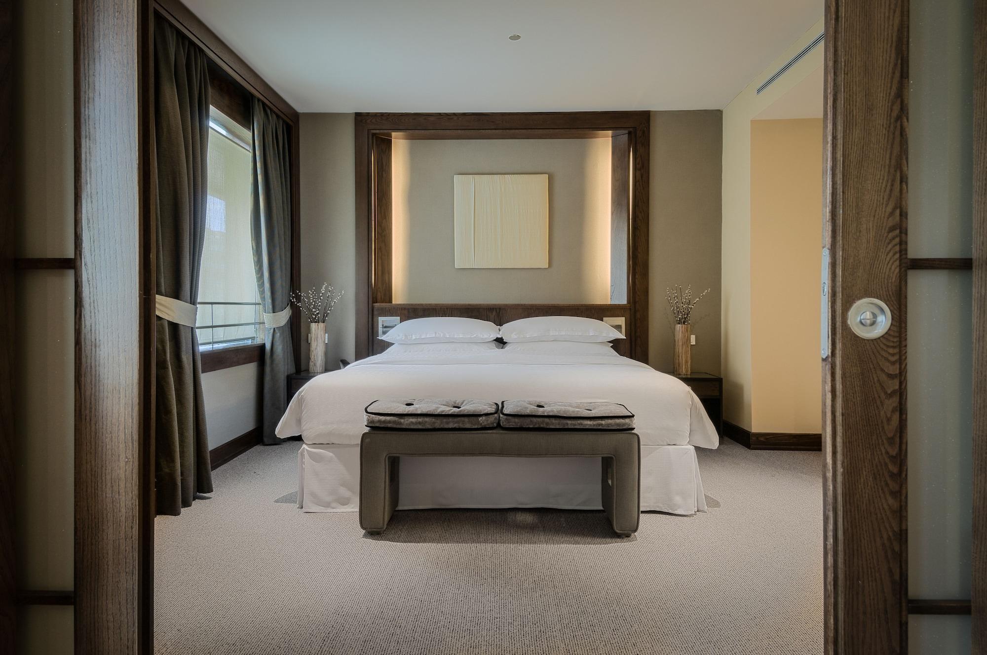 ホテル ユーロスターズ スイーツ ミラシエラ マドリード エクステリア 写真 A bedroom at the Mandarin Oriental, Munich