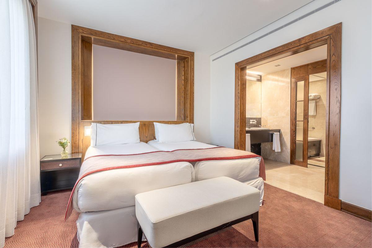 ホテル ユーロスターズ スイーツ ミラシエラ マドリード エクステリア 写真 A bedroom at the hotel