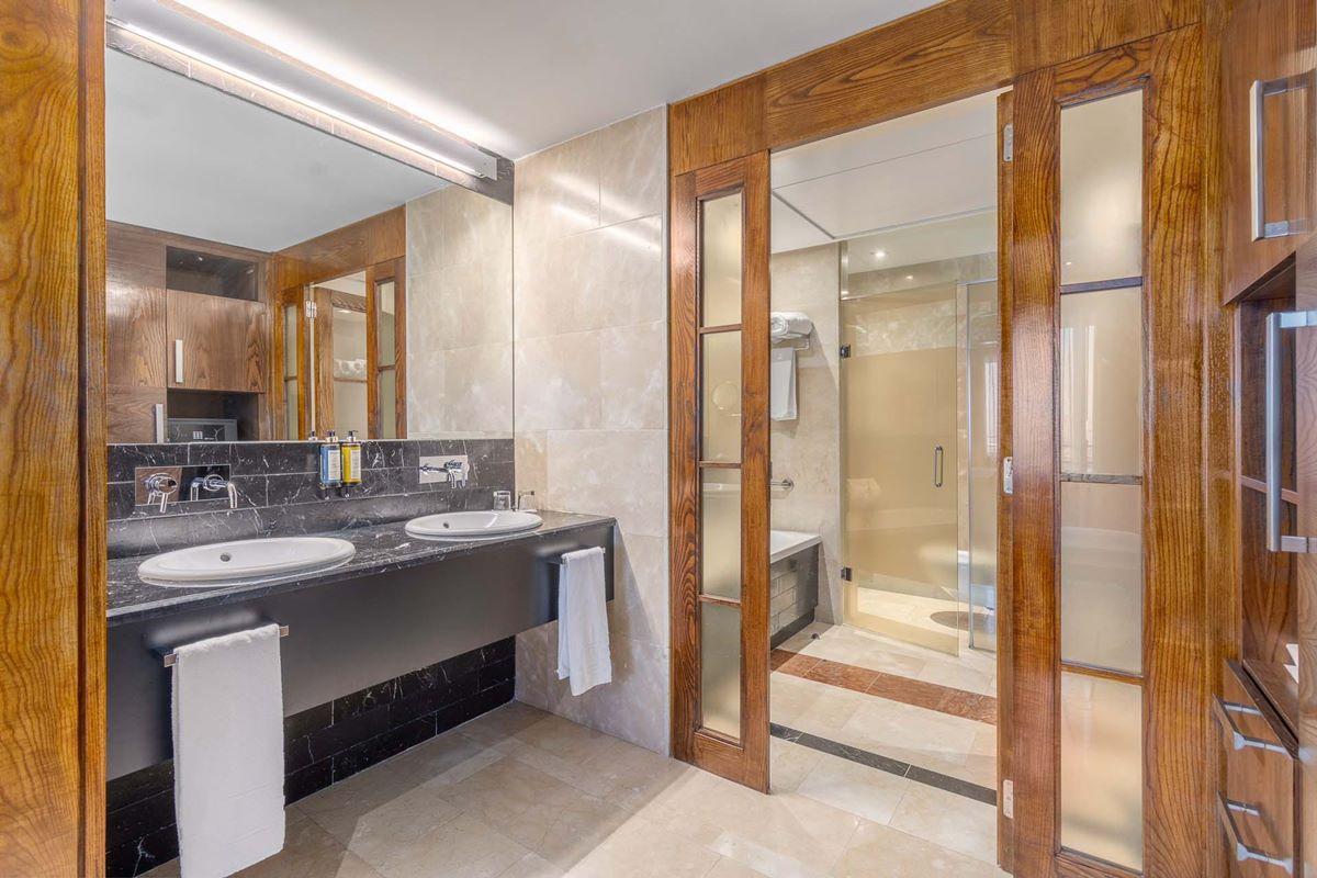 ホテル ユーロスターズ スイーツ ミラシエラ マドリード エクステリア 写真 Bathroom
