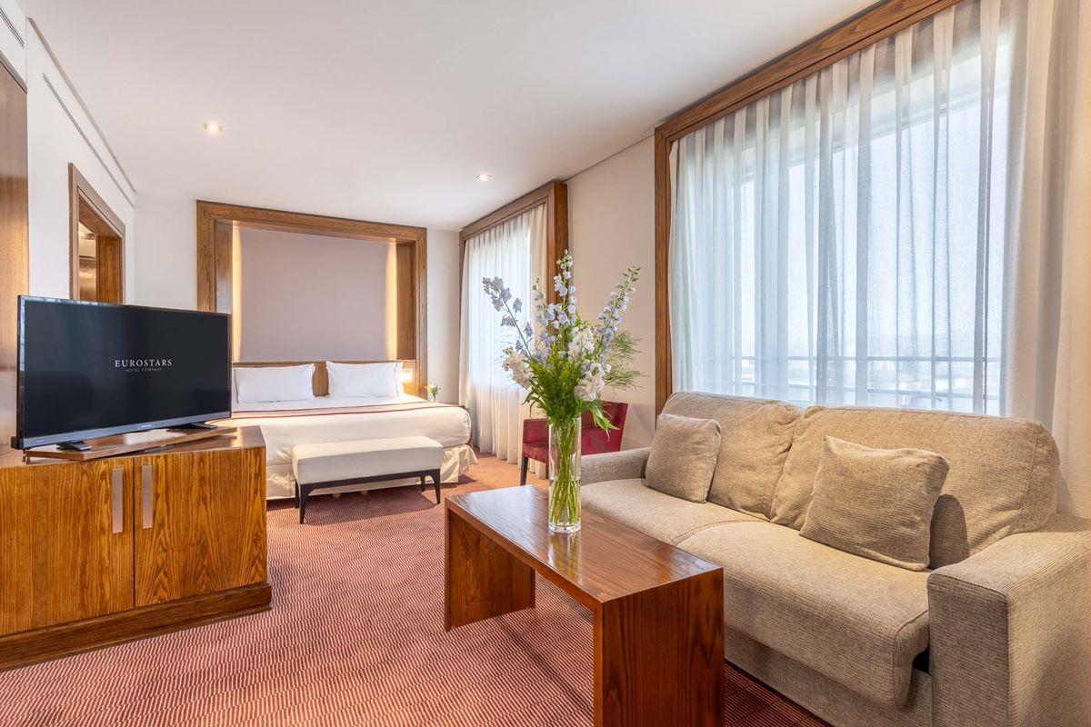 ホテル ユーロスターズ スイーツ ミラシエラ マドリード エクステリア 写真 A suite at the hotel
