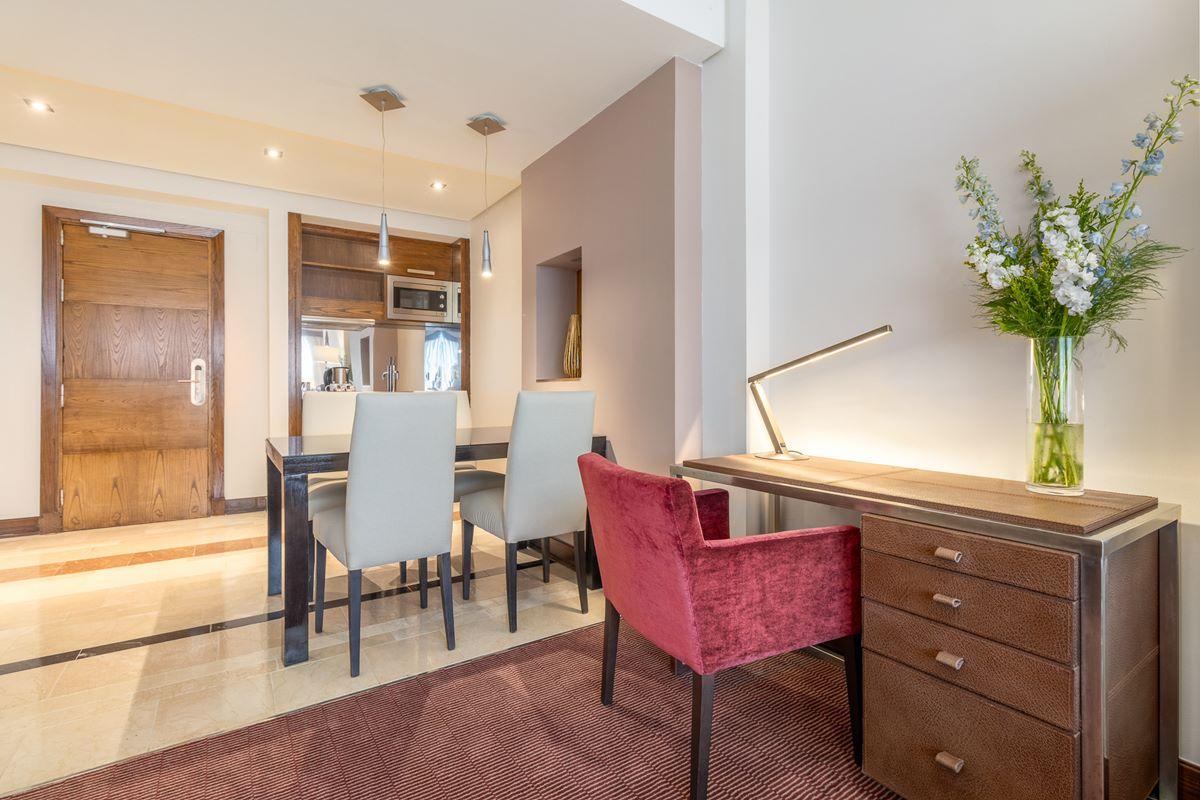 ホテル ユーロスターズ スイーツ ミラシエラ マドリード エクステリア 写真 A suite at the hotel