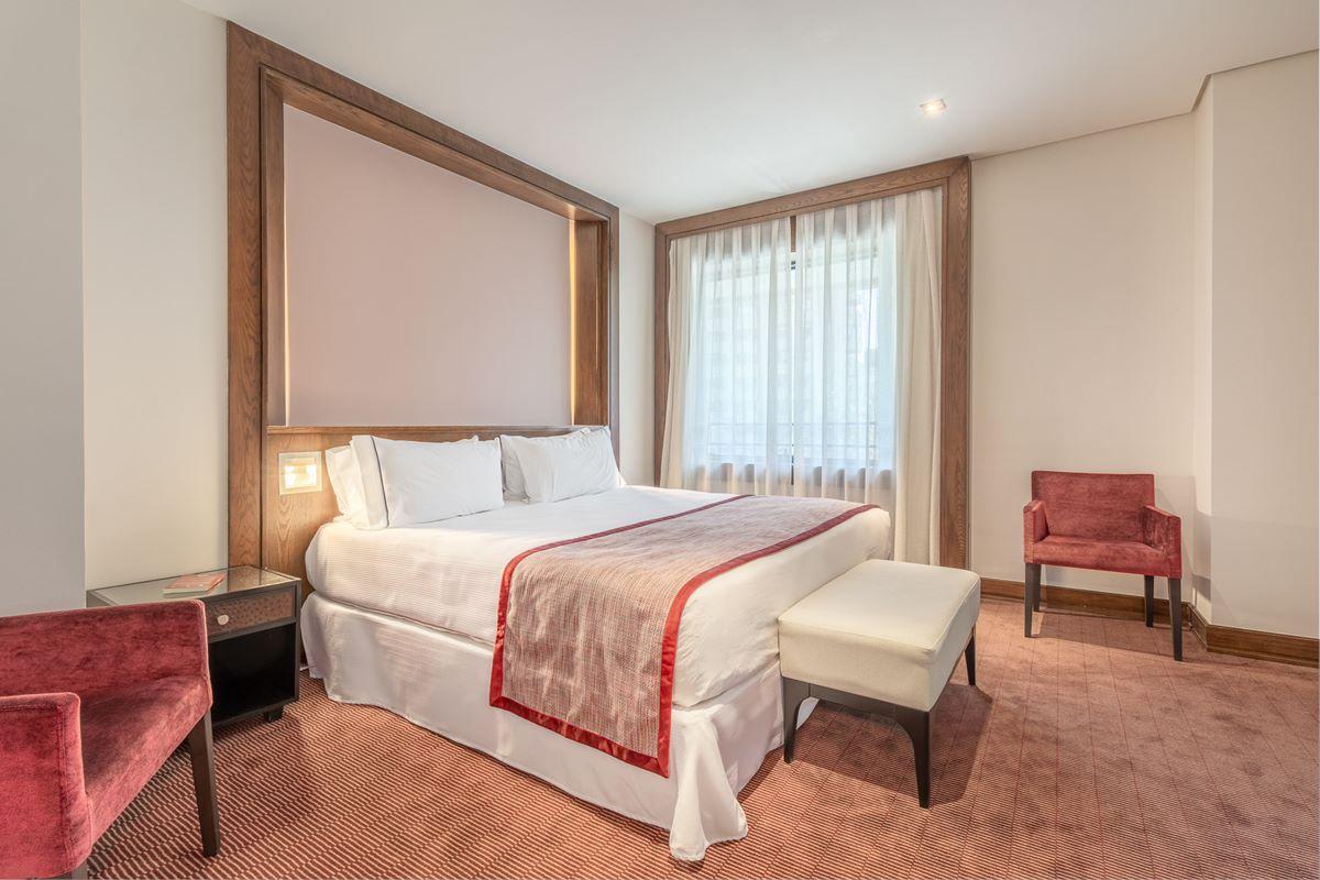ホテル ユーロスターズ スイーツ ミラシエラ マドリード エクステリア 写真 A bedroom at the hotel