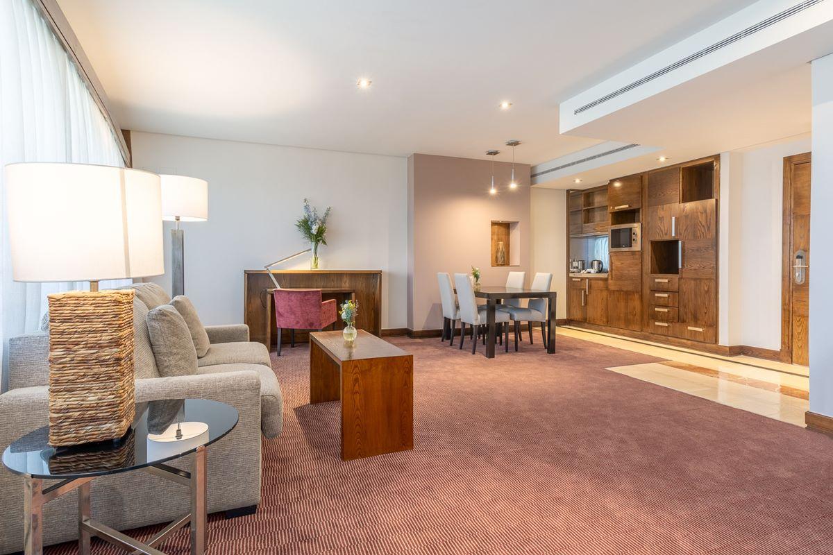 ホテル ユーロスターズ スイーツ ミラシエラ マドリード エクステリア 写真 A suite at the hotel