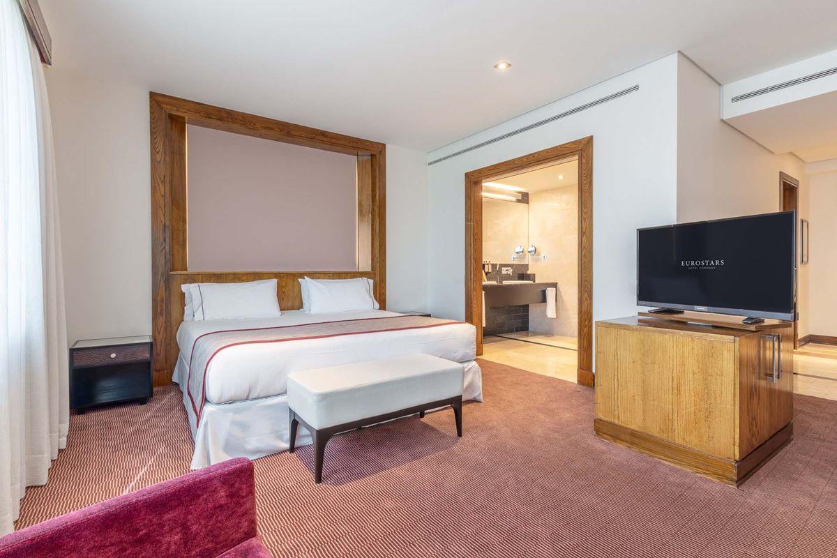 ホテル ユーロスターズ スイーツ ミラシエラ マドリード エクステリア 写真 A bedroom at the hotel
