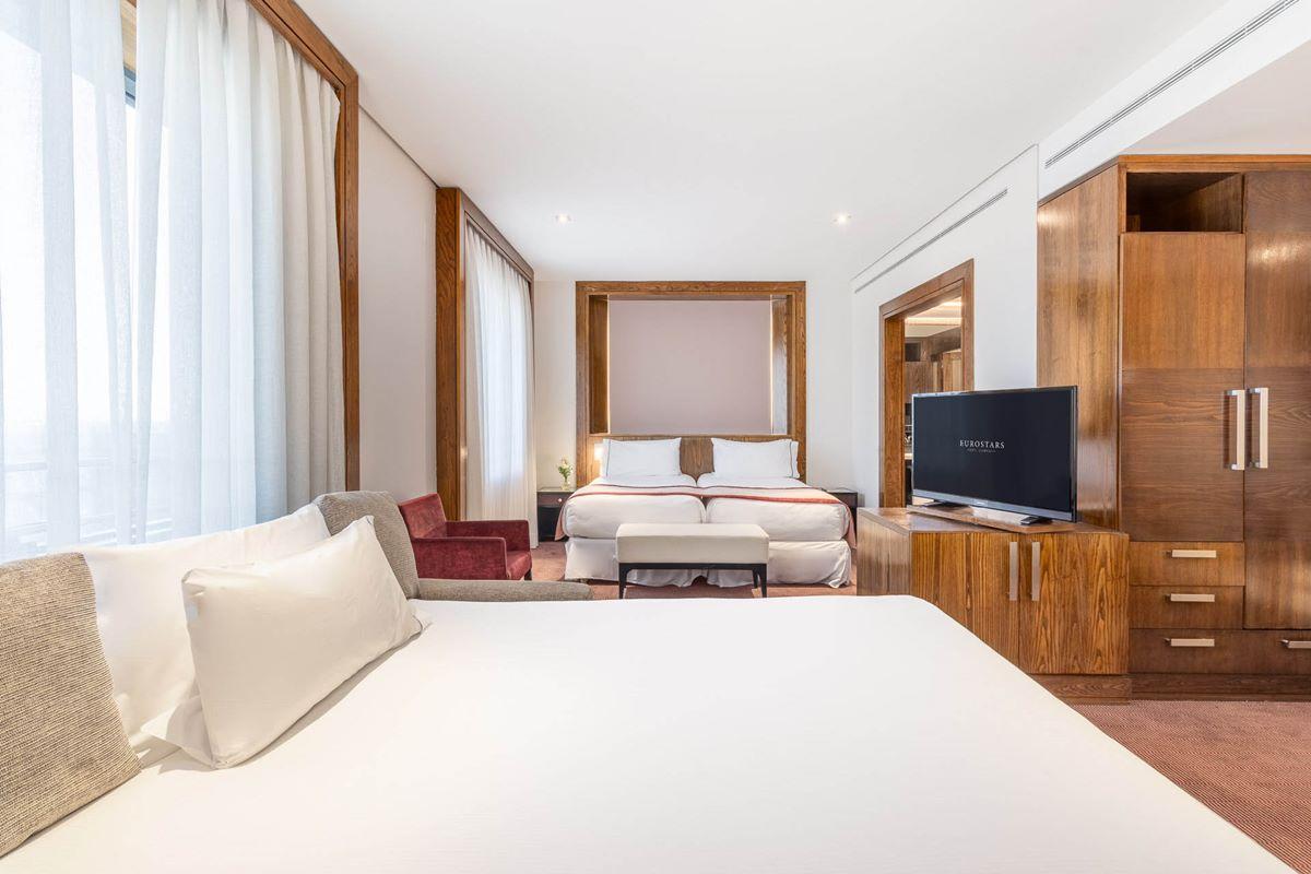 ホテル ユーロスターズ スイーツ ミラシエラ マドリード エクステリア 写真 A bedroom at the hotel
