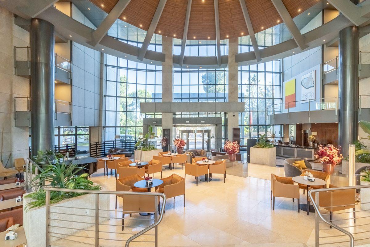 ホテル ユーロスターズ スイーツ ミラシエラ マドリード エクステリア 写真 The lobby of the hotel