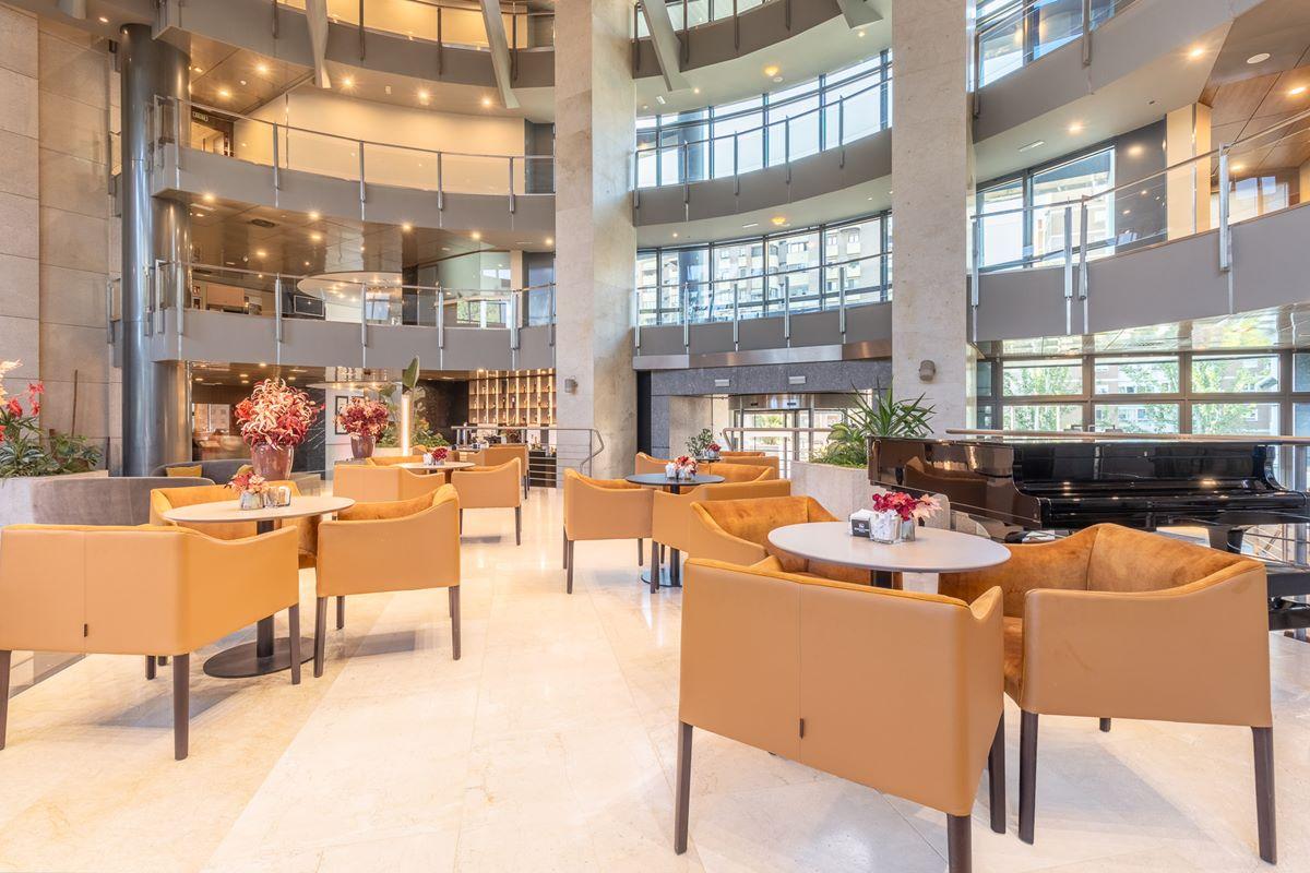 ホテル ユーロスターズ スイーツ ミラシエラ マドリード エクステリア 写真 The lounge at the airport
