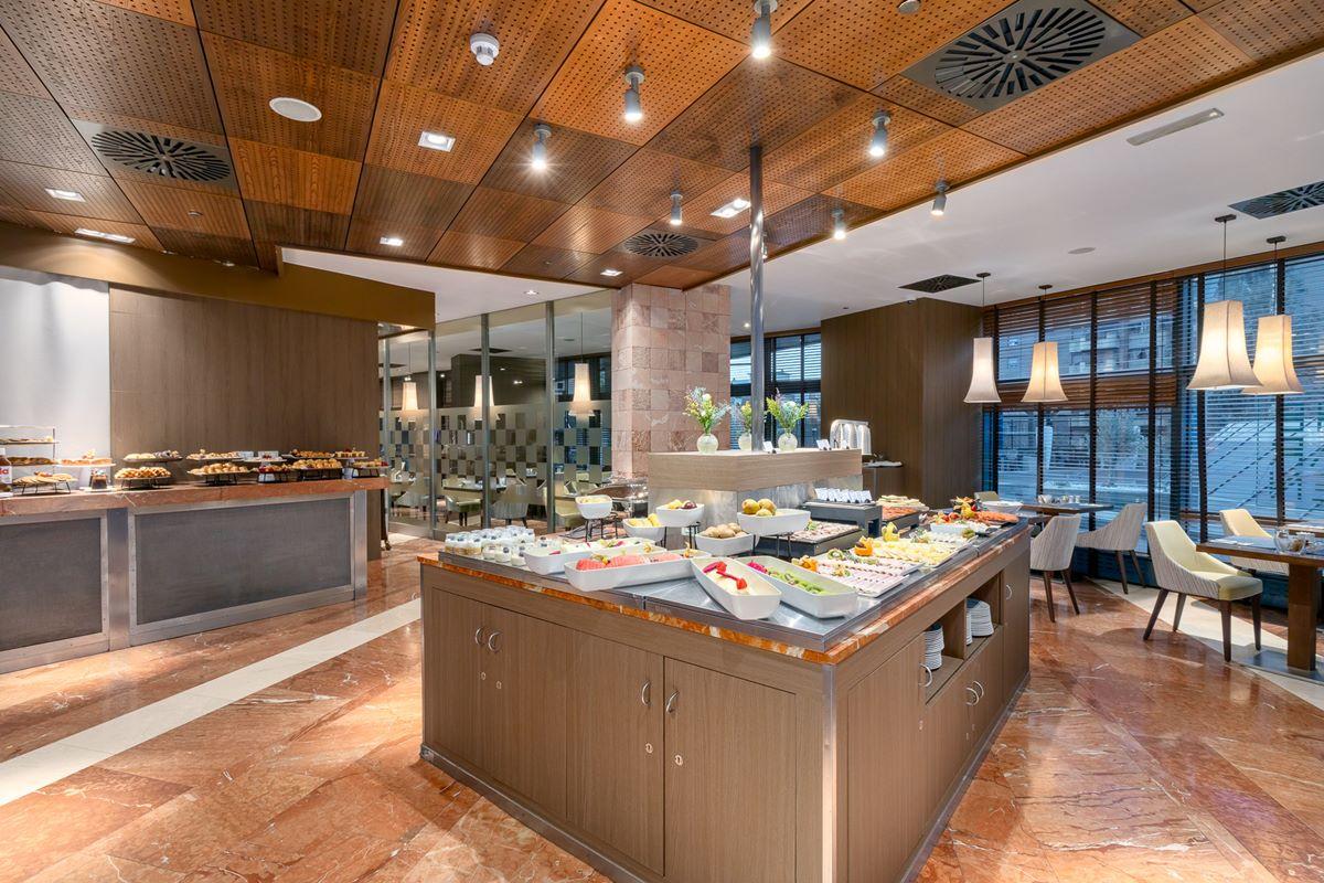 ホテル ユーロスターズ スイーツ ミラシエラ マドリード エクステリア 写真 The buffet at the hotel