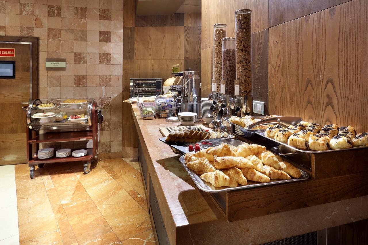 ホテル ユーロスターズ スイーツ ミラシエラ マドリード エクステリア 写真 A breakfast buffet at a hotel