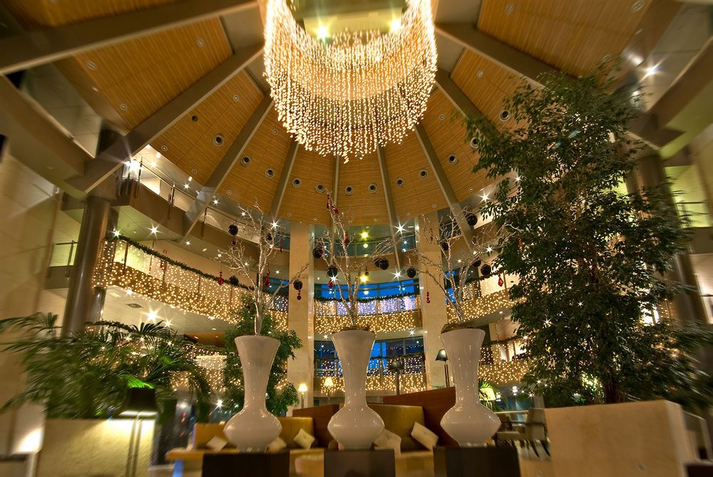ホテル ユーロスターズ スイーツ ミラシエラ マドリード エクステリア 写真 The lobby of the hotel