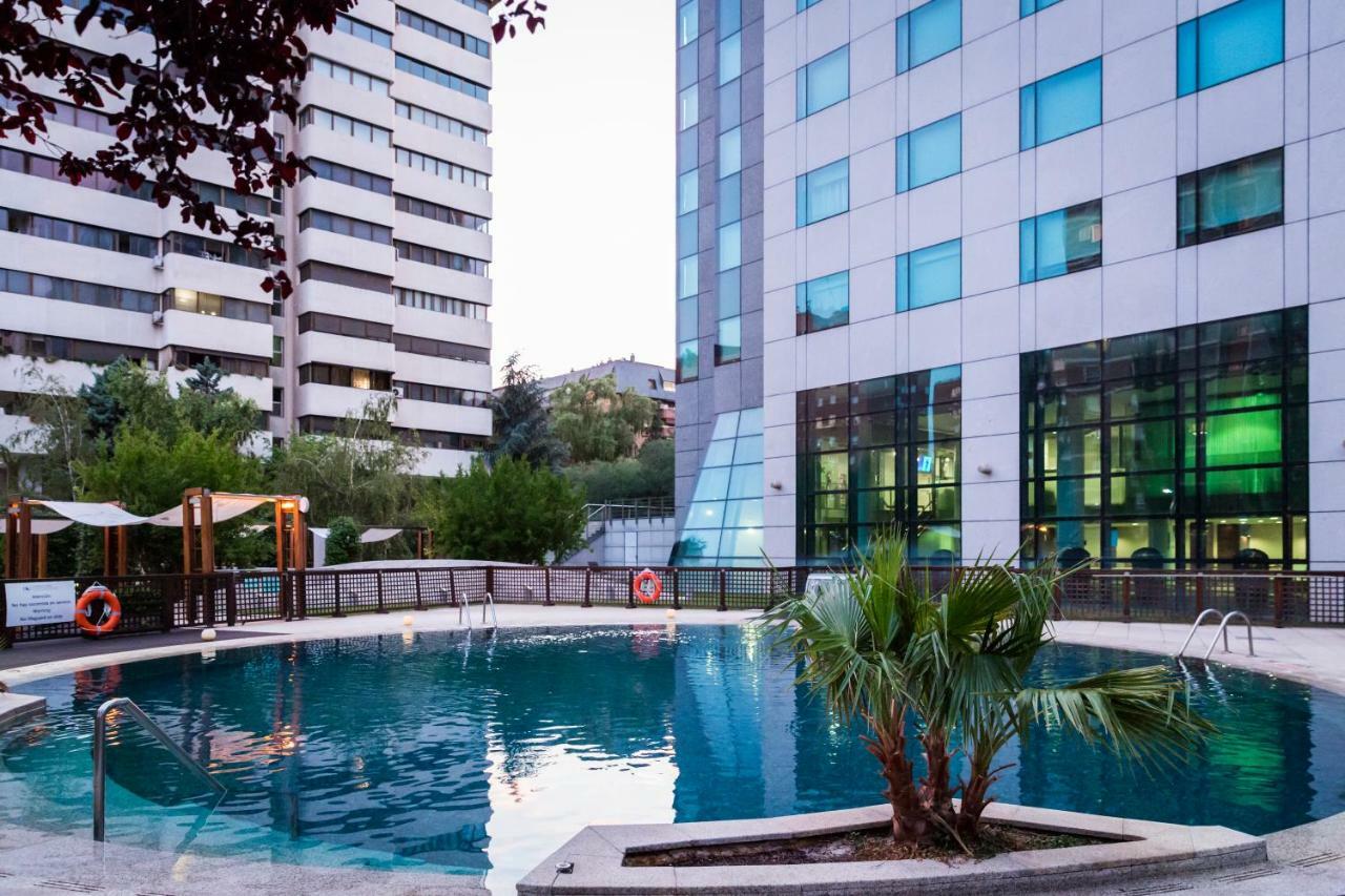 ホテル ユーロスターズ スイーツ ミラシエラ マドリード エクステリア 写真 The pool at the hotel